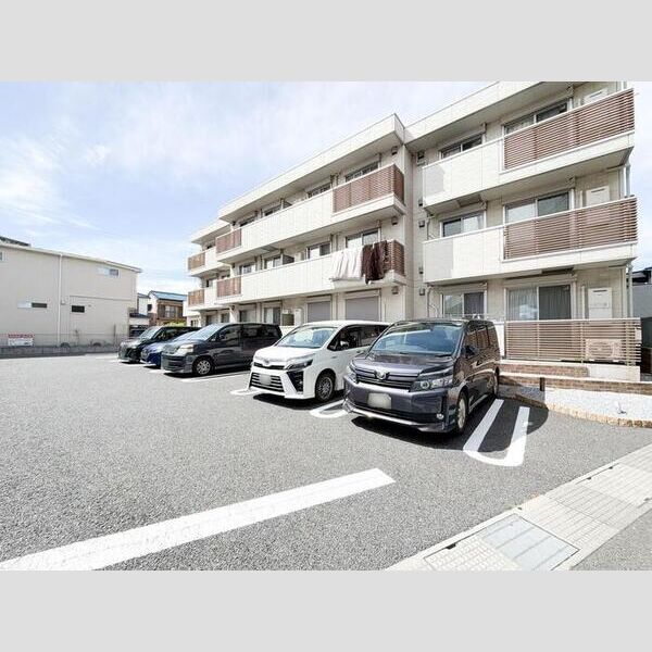 プランドール三郷中央 駐車場