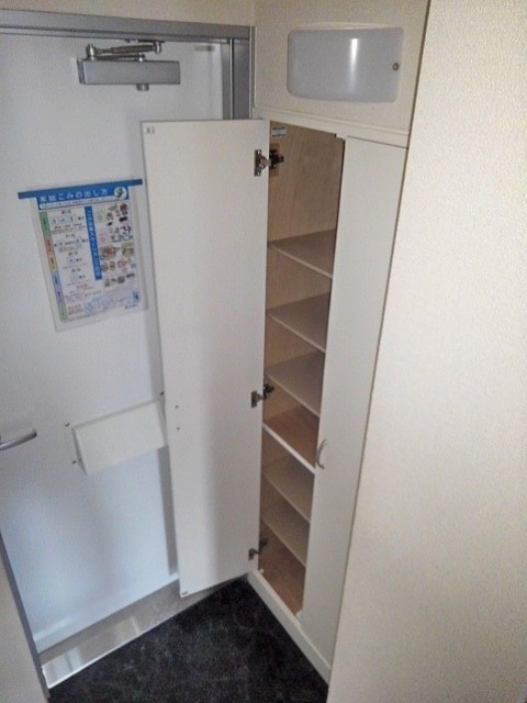 レオパレスカナスギ105号室 玄関