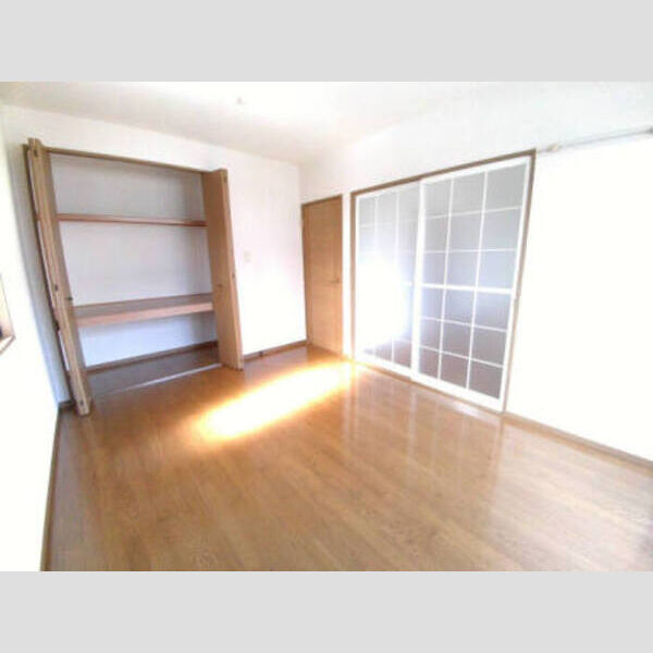 セゾン西橋本103号室 たっぷりな収納のある洋室