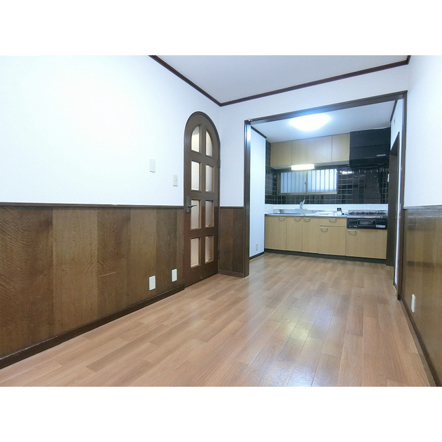 荒川5丁目貸戸建 アーチ型の扉がアクセントのLDK