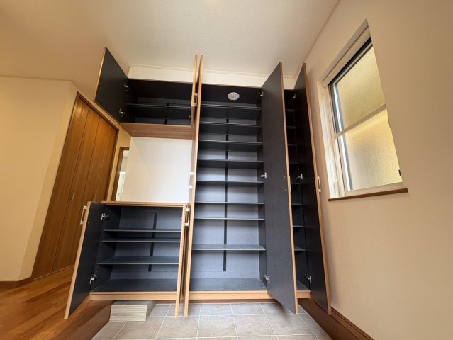 小坪1丁目戸建 玄関収納