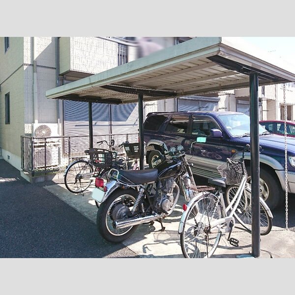 モナ・ミストラル越谷 駐輪場