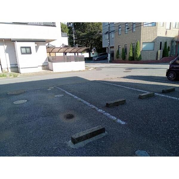 エステートピアI 駐車場