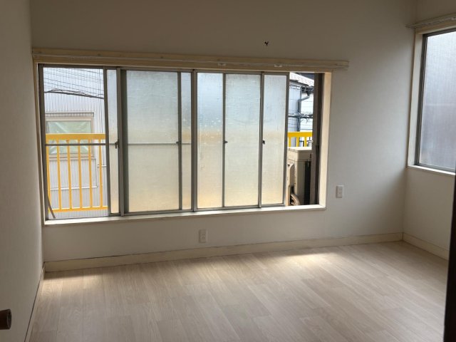 南千住 戸建 2階洋室は光が入り、風通し良く過ごし易い。