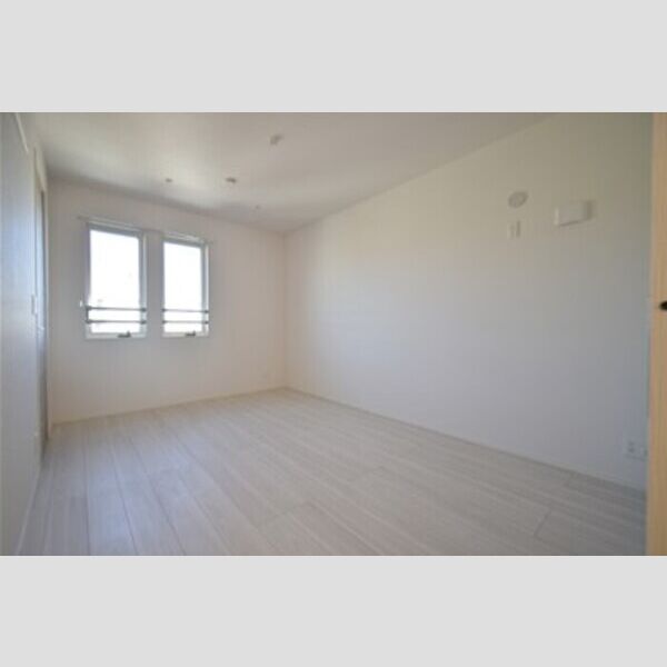 ロイヤルヒルズ303号室 居室