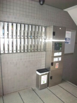 プライムアーバン烏山コート101号室 1階集合ポスト　宅配ボックス完備