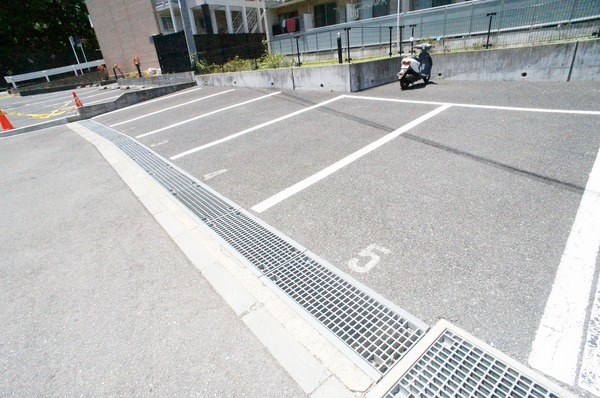 リブリ・クレスト 駐車場