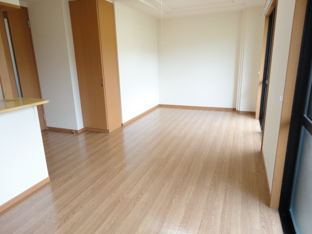 ＴＩＡＲＡ（ティアラ）306号室 リビングダイニング