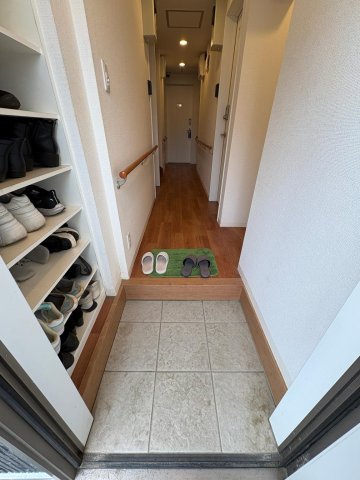 アミテラス伊勢原（旧レジェンド伊勢原シェアハウス） 玄関には靴箱も完備！