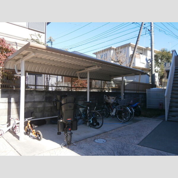 メイプルハイツ202号室 屋根付き駐輪場