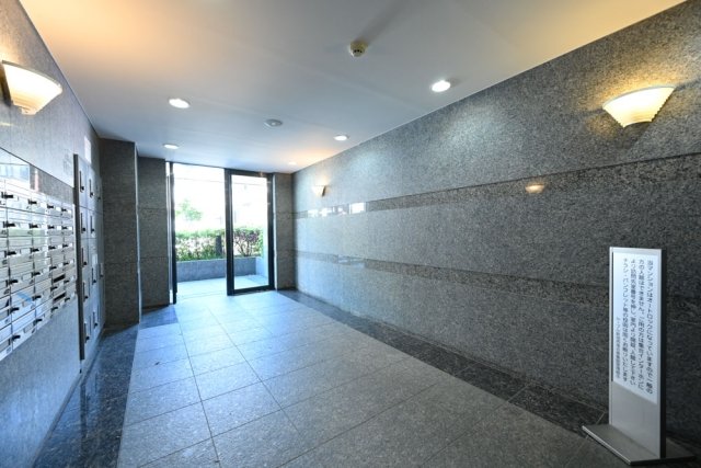 ルーブル新宿西落合参番館3階 エントランス