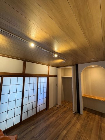 カズリノ西堀 LEFT ウォークインクローゼットと漆喰壁のワークスペース