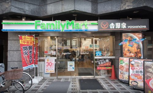 糟屋ビル403号室 【コンビニエンスストア】ファミリーマート 早稲田駅前店まで65ｍ