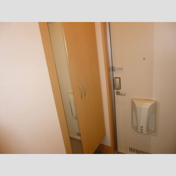 ピノラソ102号室 玄関