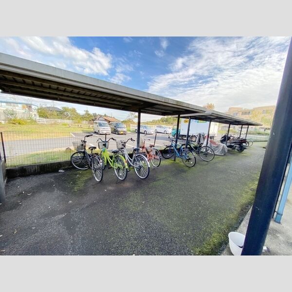 プレミールB105号室 駐輪場