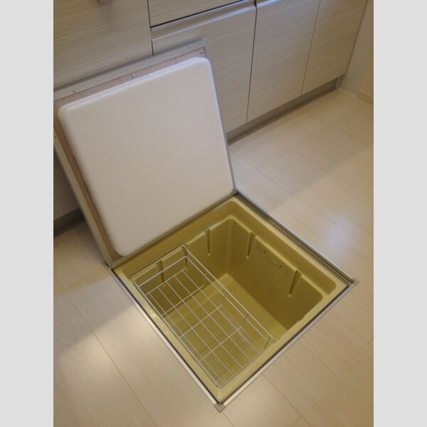 コージーコート・F105号室 キッチンに床下収納があります