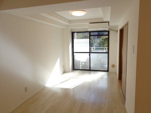 ドミールシャルム102号室 ＬＤＫ