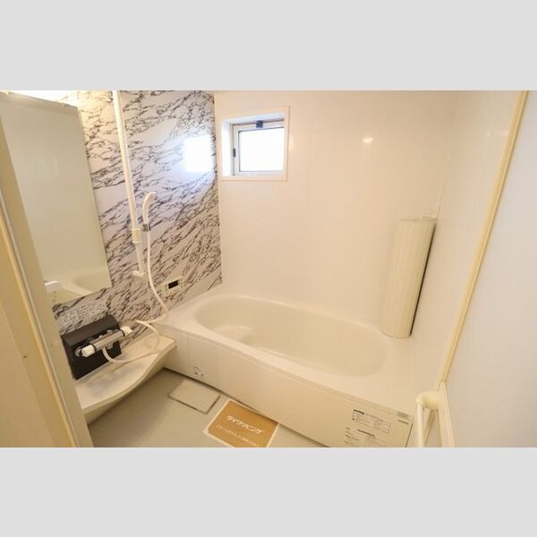 サニーコート204号室 追い焚き機能付き一坪風呂(窓付き)