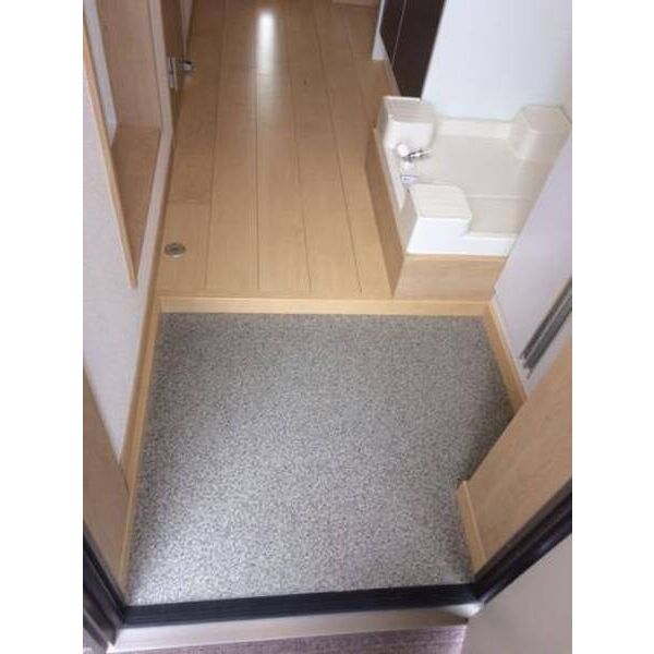 クレセント中野 玄関