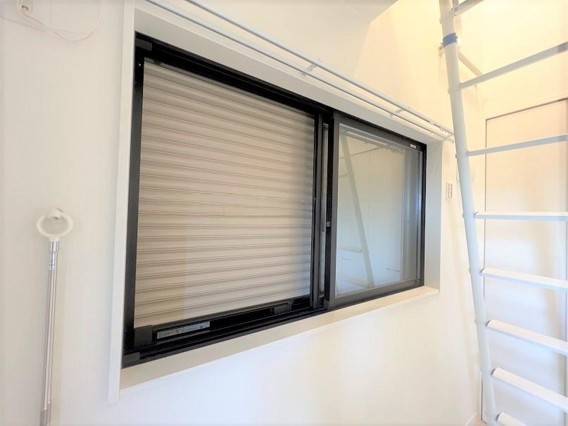 アトリアコートⅣ202号室 シャッター式雨戸