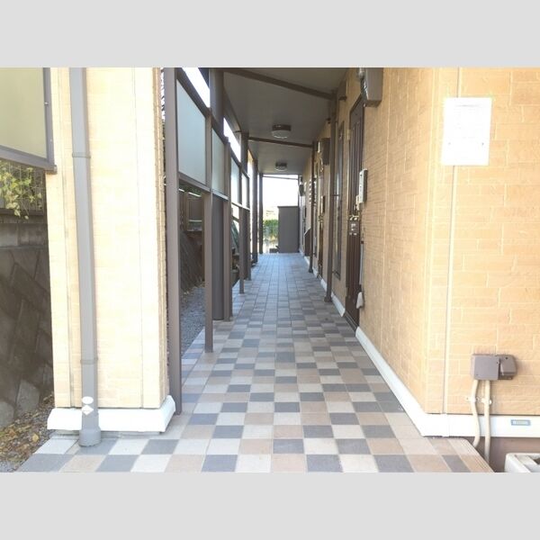 ファミールK　 1階玄関前共用廊下