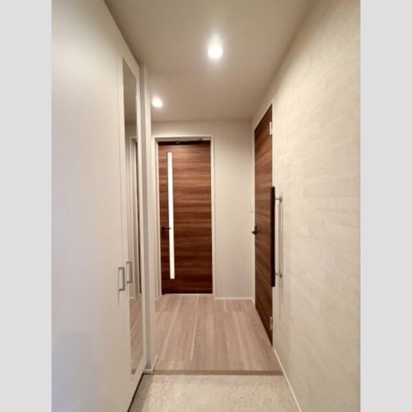 フレジア302号室 玄関には姿見あります♪