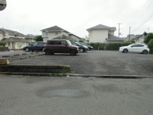 グランデール緑園0307号室 敷地外駐車場　※実際の使用状況と異なります(現況優先)