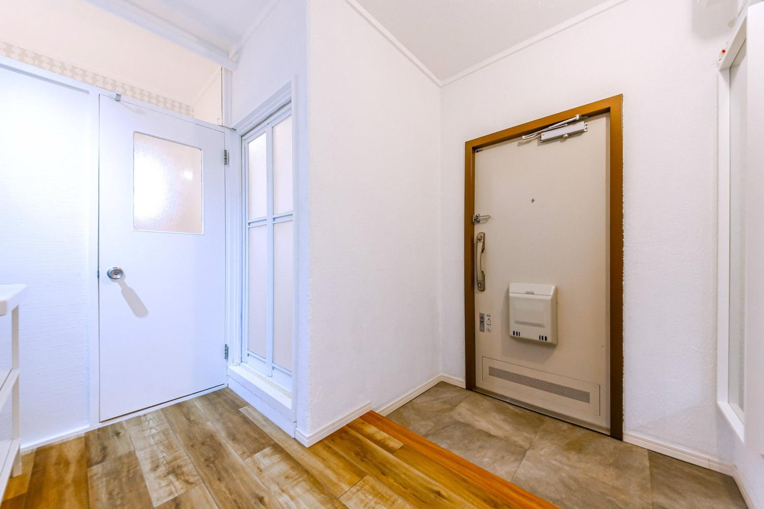 高津団地デザイナーズ物件 玄関のタイルも張替え済みで、お部屋とのつながりもバッチリです