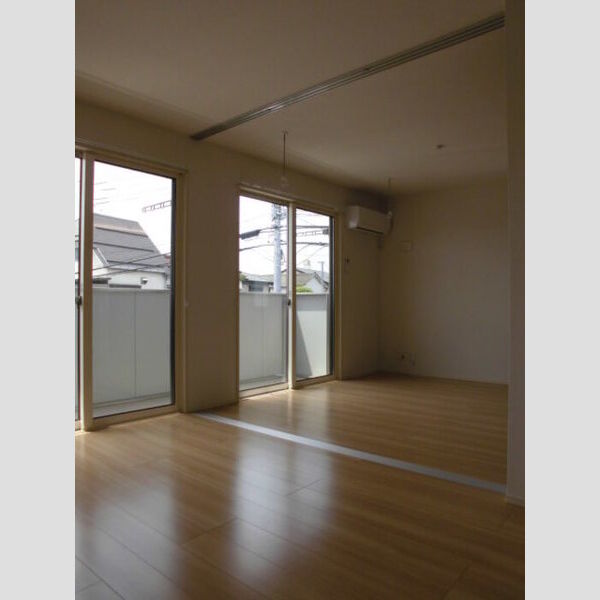 ル・リアン201号室 洋室6帖+LDK10.5帖帖(仕切りのスライド扉を開けた状態です)