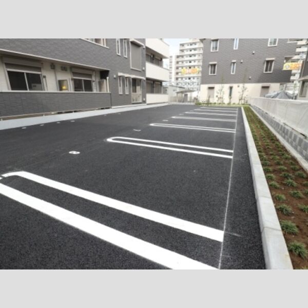 リノアイーナ305号室 駐車場