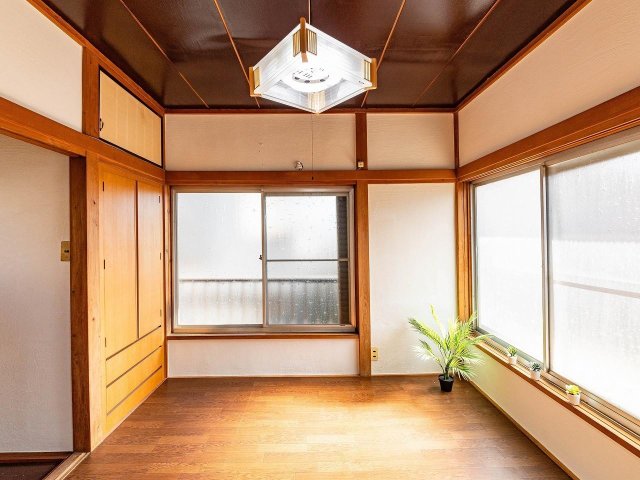 庭付き戸建て馬橋ハウス 2階南東向部屋・収納もあり・2面採光で日当たり良好♪