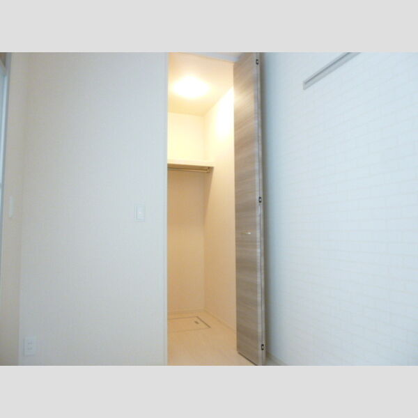 パインコート八幡102号室 ウォークインクローゼット