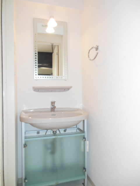 ガーラ・ステーション新宿御苑前6階 スペースが確保できる洗面所です