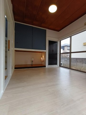 ペットと暮らす田喜野井戸建 明るく清潔感のある部屋で過ごしませんか。照明は調光出来ます。