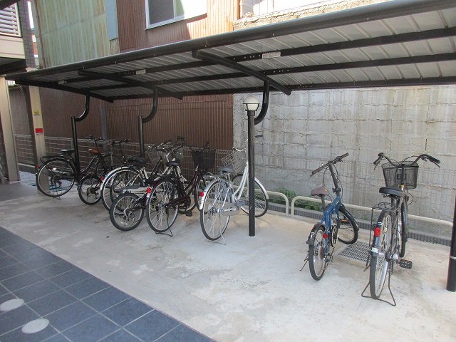 クレイノＭＩＬＫ202号室 屋根付き駐輪場