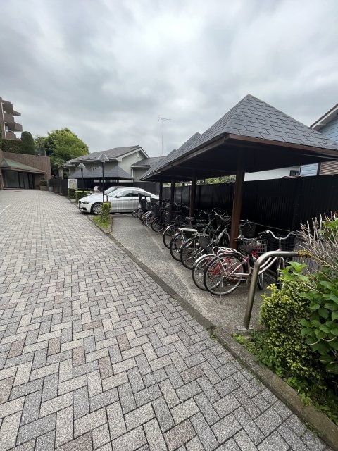 グローリア初穂大倉山3階 駐輪場