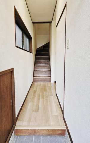 西武池袋線 大泉学園駅 戸建賃貸 明るい玄関廊下