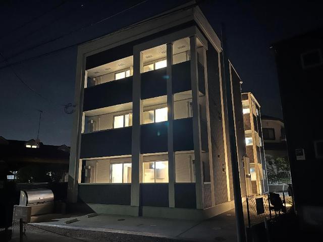 パルティール 外観写真（夜）