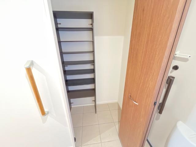 フィオーレ西平山102号室 下駄箱