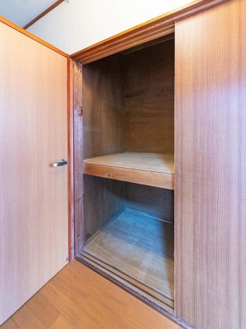 豊平町戸建 1階には階段下収納があり、掃除道具や日用品の収納に便利です
