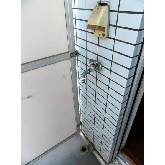 エレガンス綾瀬６0205号室 室外洗濯機置き場