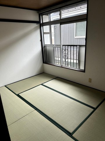 コーポちとせ202号室 明るい6帖和室（窓側の壁紙をよく見ると柄があります♪）