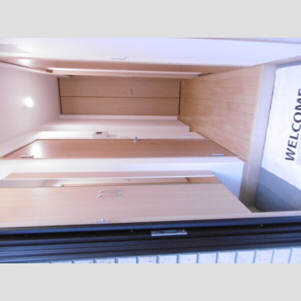 グレイスコート 玄関には鏡付きシューズBOX、コート掛けスペース有り