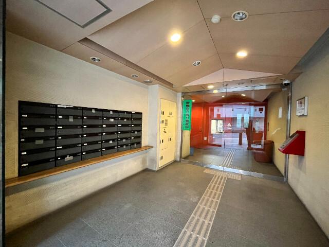 千寿ピア9階 明るく開放的なエントランス☆