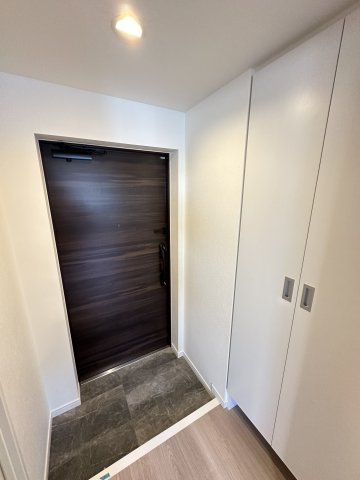 T&F KANNAI BLDG701号室 玄関