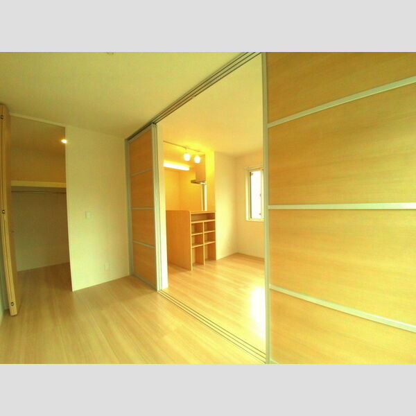 アムール101号室 洋室からリビングへの眺め