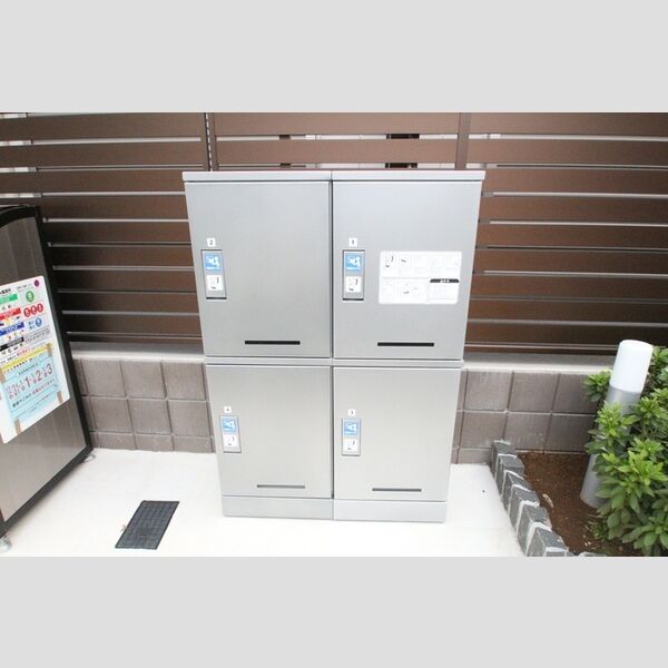 グラナーダ西新井202号室 宅配ボックス