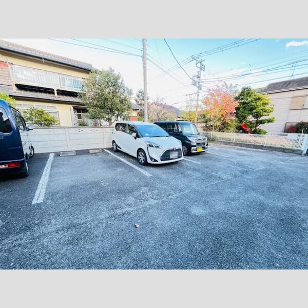 リヴェール文 駐車場