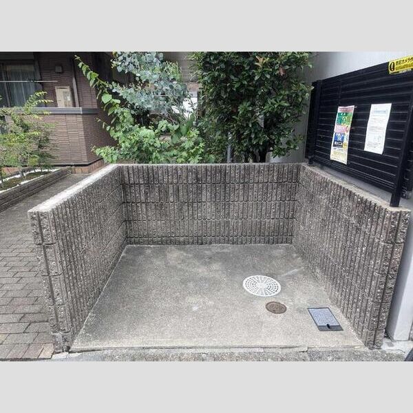 アトリオ トモ　壱番館202号室 ごみ置き場