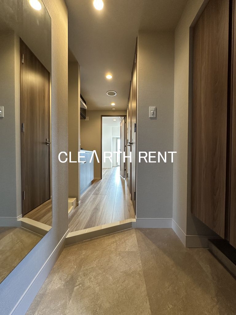 コンシェリア東京 ＜ＨＩＧＡＳＨＩＪＵＪＯ ＲＥＳＩＤＥＮＣＥ11階 全身姿見ミラー付きの玄関/人感センサー対応